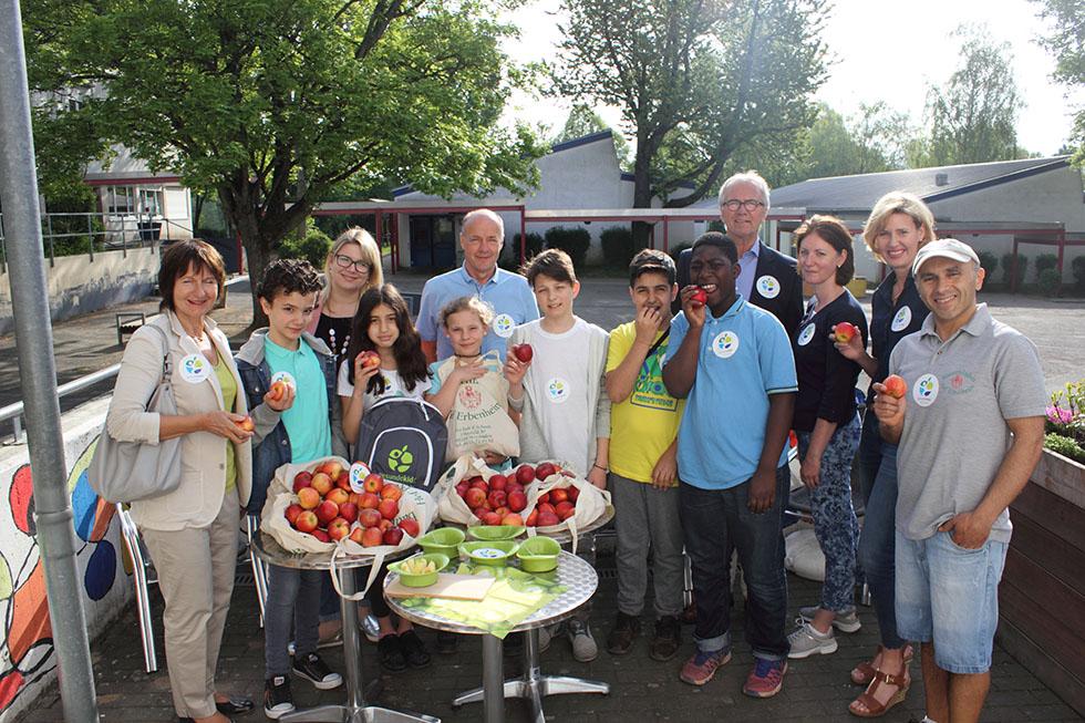 Apfelsnack in der ILZ besser lernen mit Obst Hermann Ehlers Schule Wiesbaden